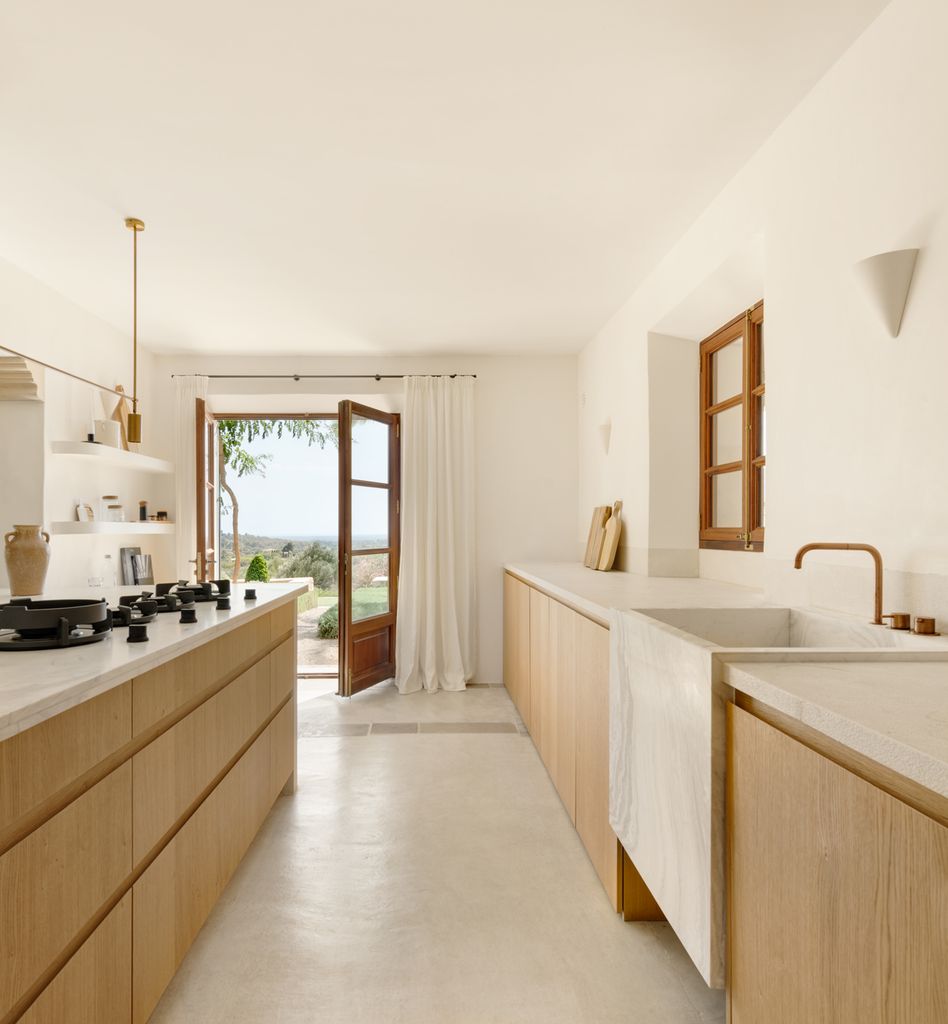 Cocina con muebles de madera y encimera blanca