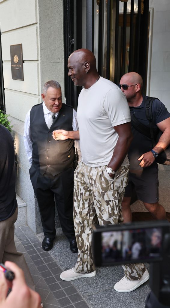 Michael Jordan sale del hotel para asistir al primer concierto de Bad Bunny en Madrid