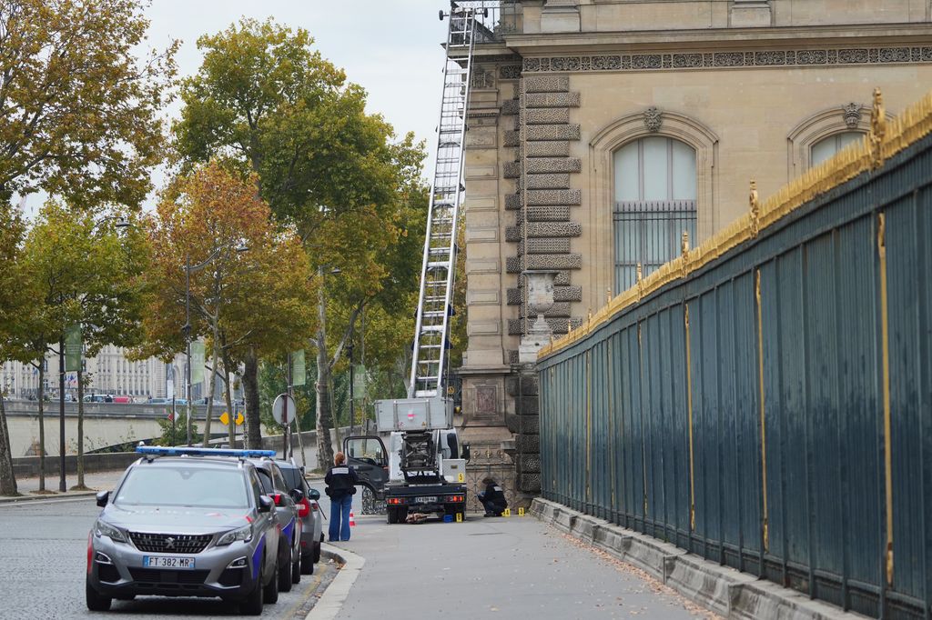La policía científica examina la escalera usada en el asalto al Louvre