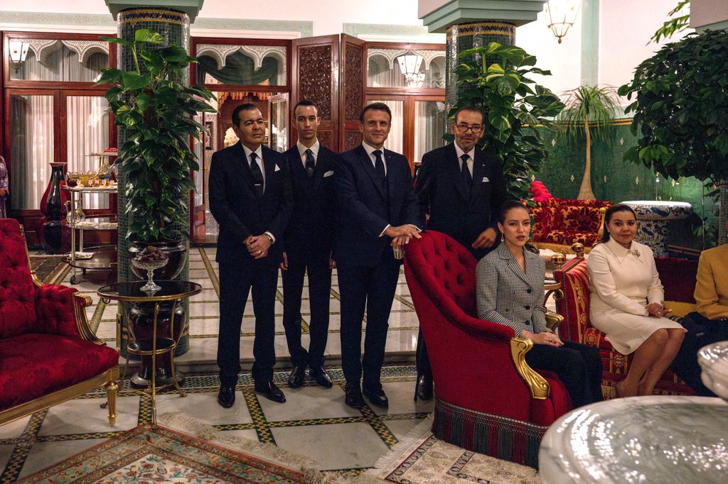Plano medio de Mohamed VI con Moulay Hassan y Lalla Khadija en la recepción al matrimonio Macron