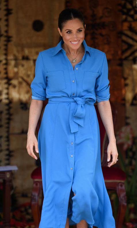 meghan markle con vestido camisero azul