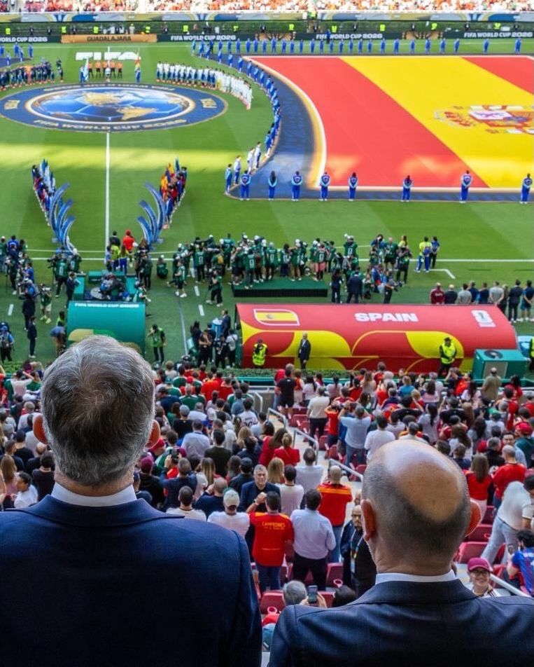 El Rey, durante la ceremonia de los himnos 