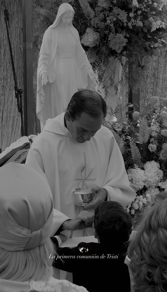 El instante en el que el pequeño recibió la comunión