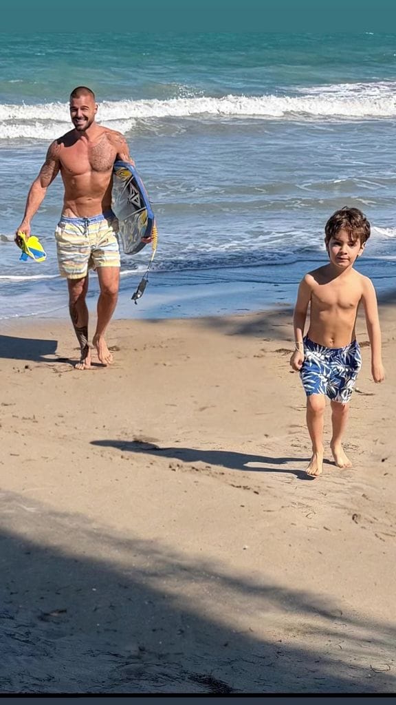 Ricky Martin compartió esta linda postal playera junto a su hijo Renn, de 6 años.