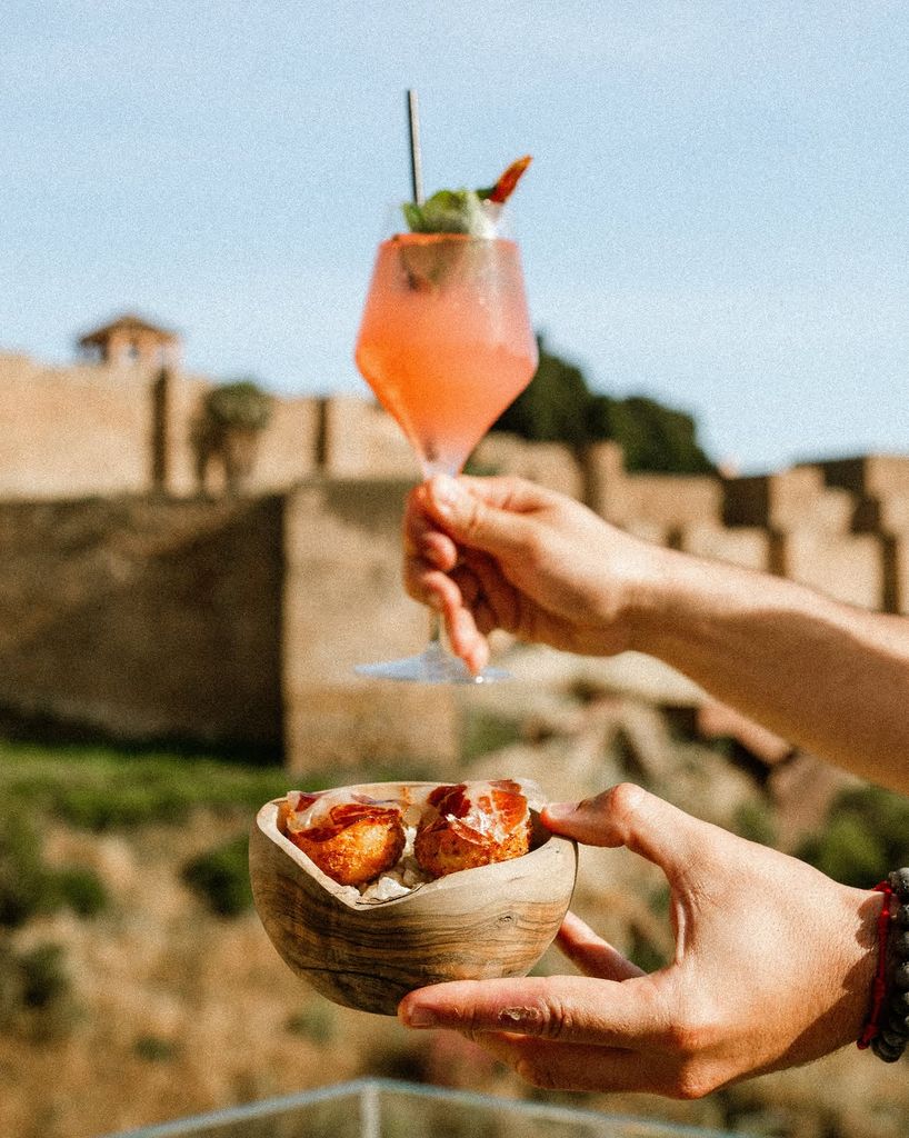 Las famosas croquetas de jamón de Cañitas Maite y cócteles en ME Málaga.