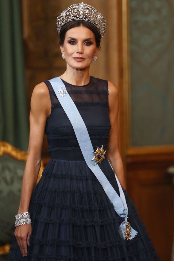 La reina Letizia en su visita de Estado a Suecia, junto a la tiara Flor de Lis