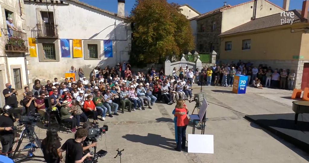 Momento en el que ambas presentadoras se abrazan tras anunciar que Ana de Roque se jubila