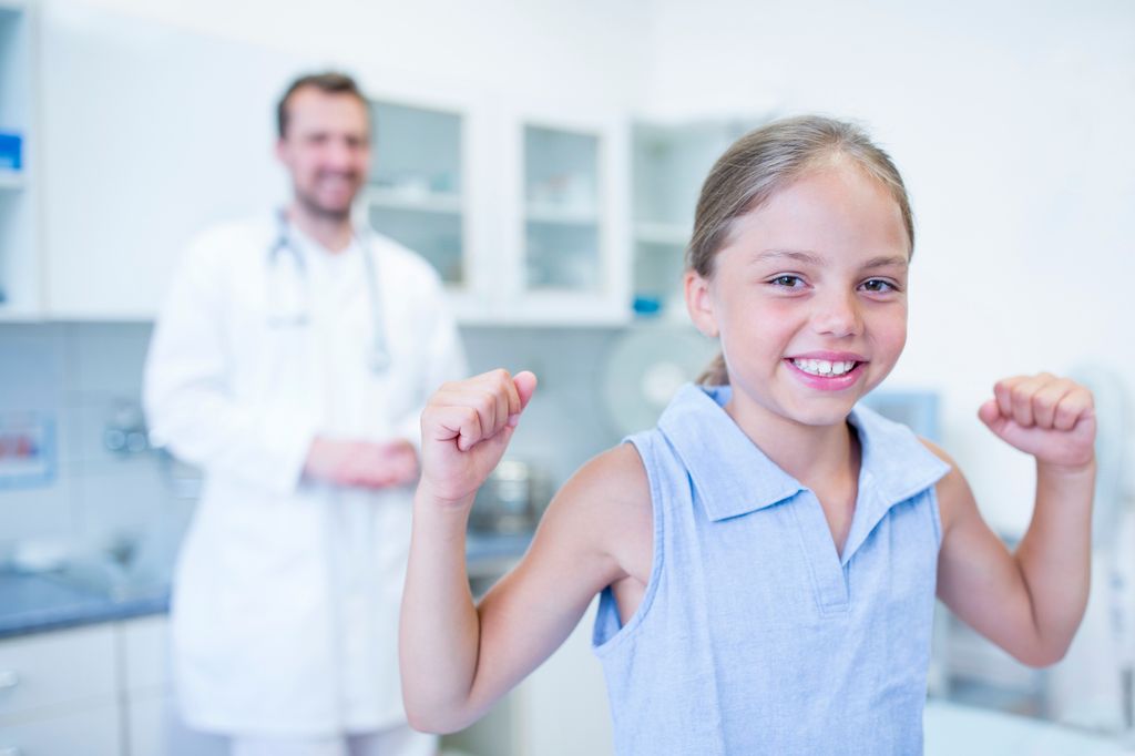 Niña de 8 años en consulta del pediatra