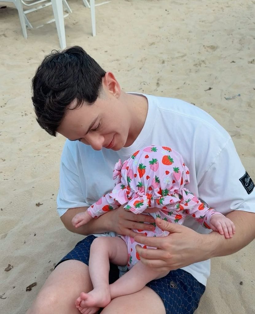 Guaynaa mostró su lado más dulce como papá en su salida a la playa con Eloísa.