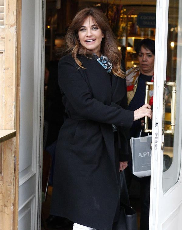 Mariló Montero, objetivo de las cámaras, feliz a la salida del restaurante en el que disfrutó de una agradable comida con su hijo 
