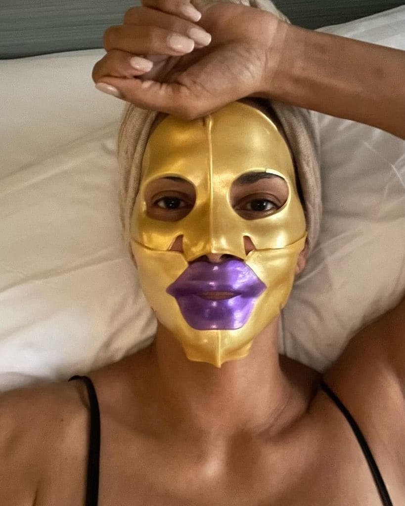 Halle Berry con mascarillas hidrantes en la cara y labios
