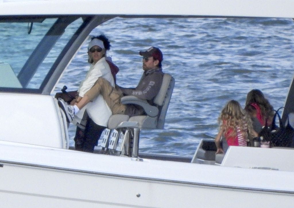 Enrique Iglesias y Anna Kournikova derrocharon complicidad durante su paseo en bote con sus hijos.