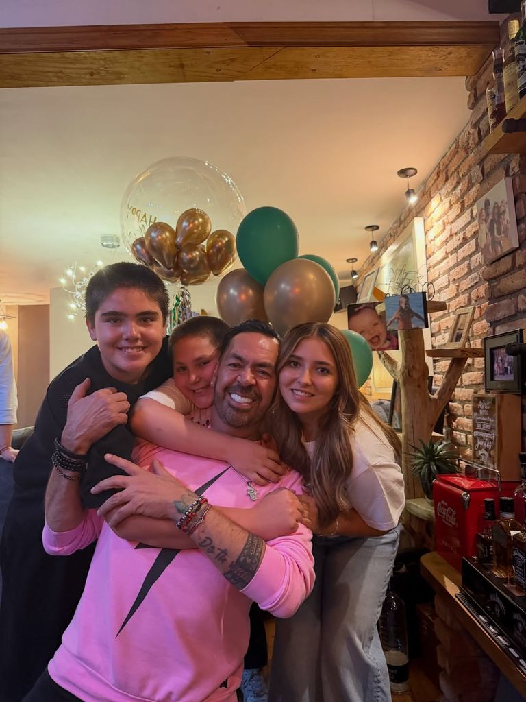 Al parecer Jorge organizó un íntimo festejo junto a sus tres hijos. 