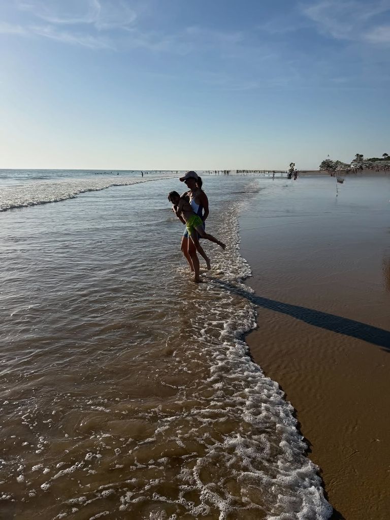Madre e hijo, jugando con las olas