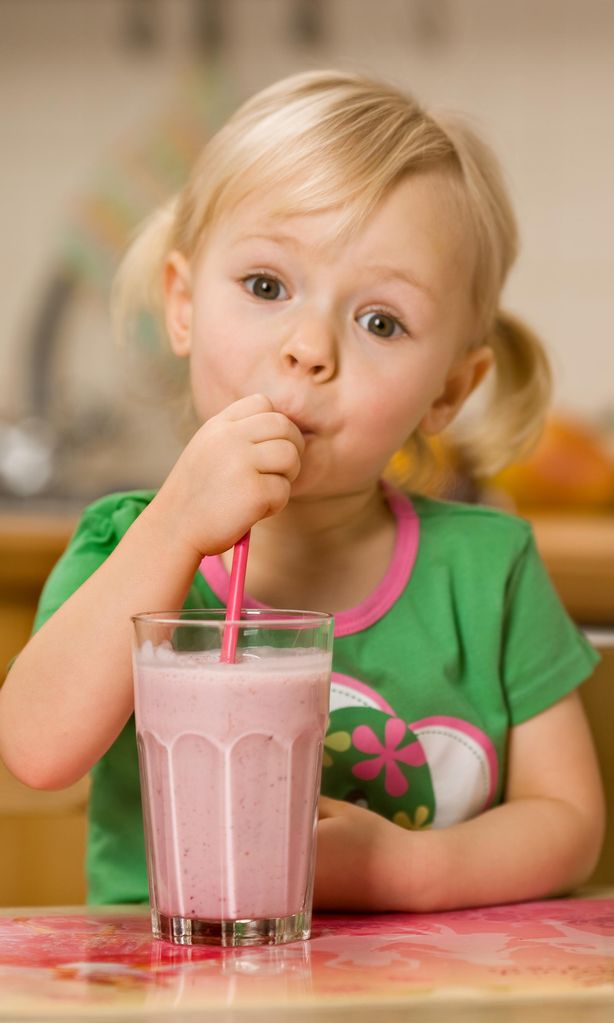 Niña tomando un batido