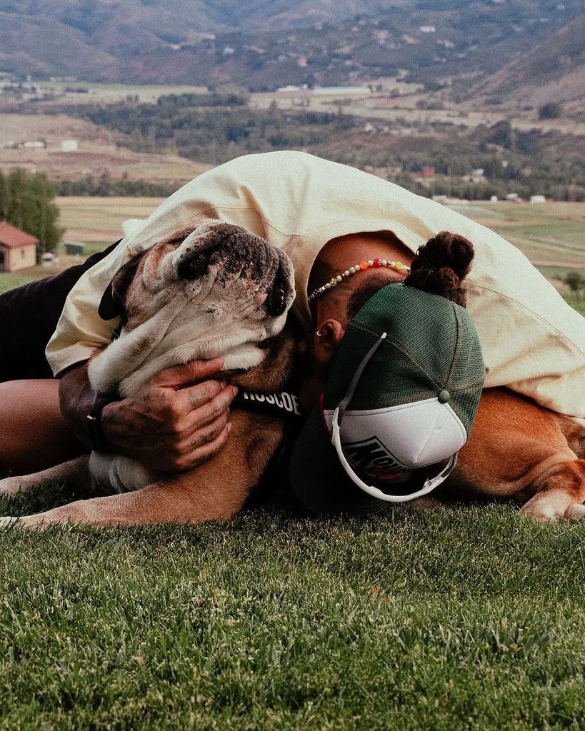 Lewis Hamilton con su perro Roscoe