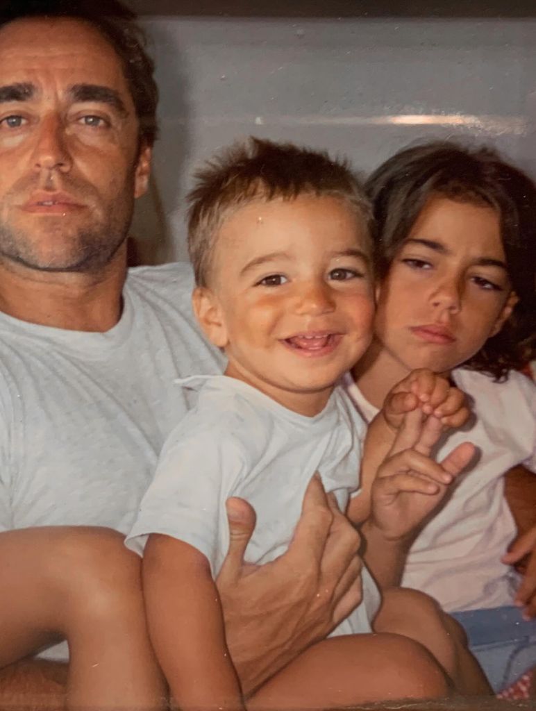 Nicolás y Claudia, con su padre de pequeños