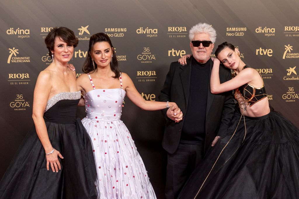 Aitana Sánchez-Gijón y Penélope Cruz en los Goya con Almodóvar y Milena Smit