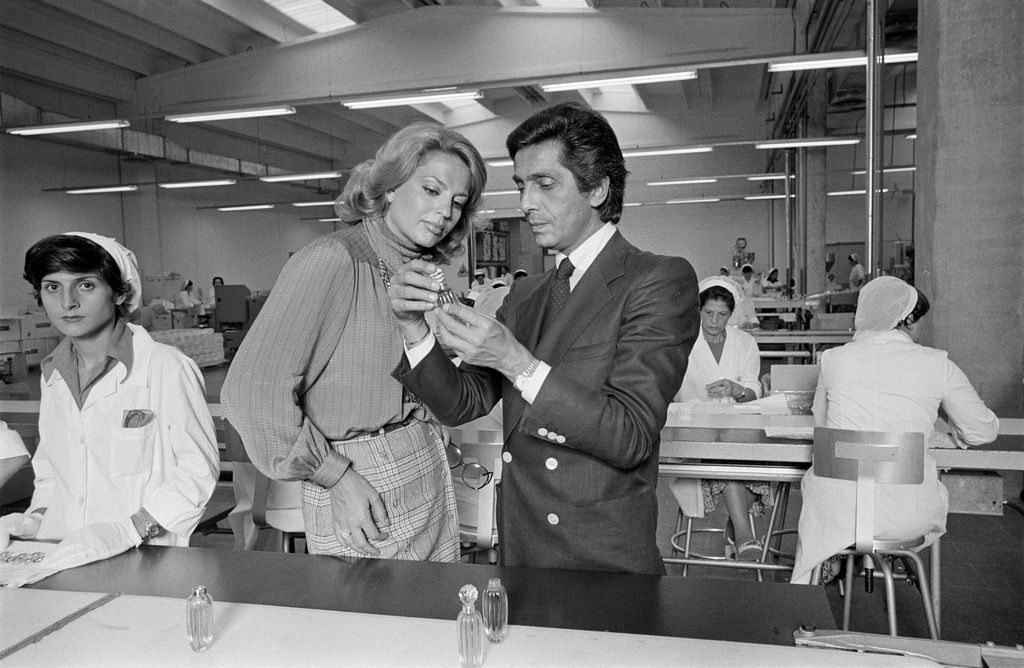 Valentino junto a la princesa Ira de Furstenberg en uno de sus laboratorios