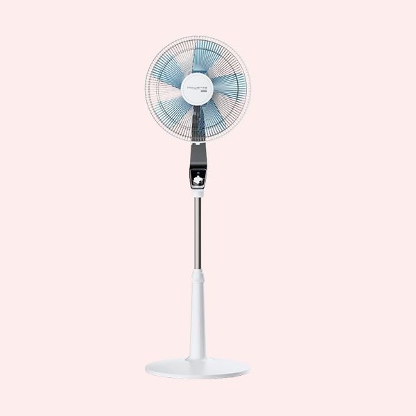 Un ventilador de pie