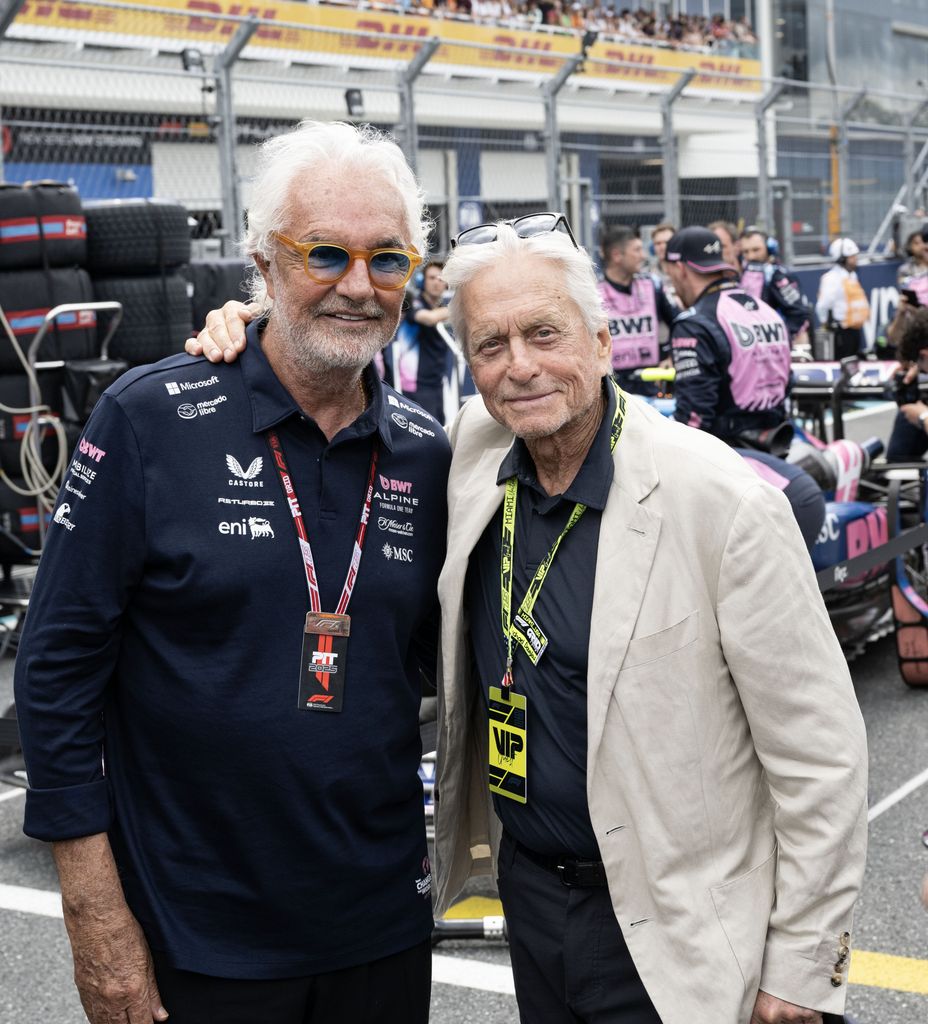  Flavio Briatore, asesor ejecutivo de Fórmula 1, posa junto a su amigo, el actor Michael Douglas, con quien mantiene una relación de años gracias a su vínculo con el mundo del automovilismo