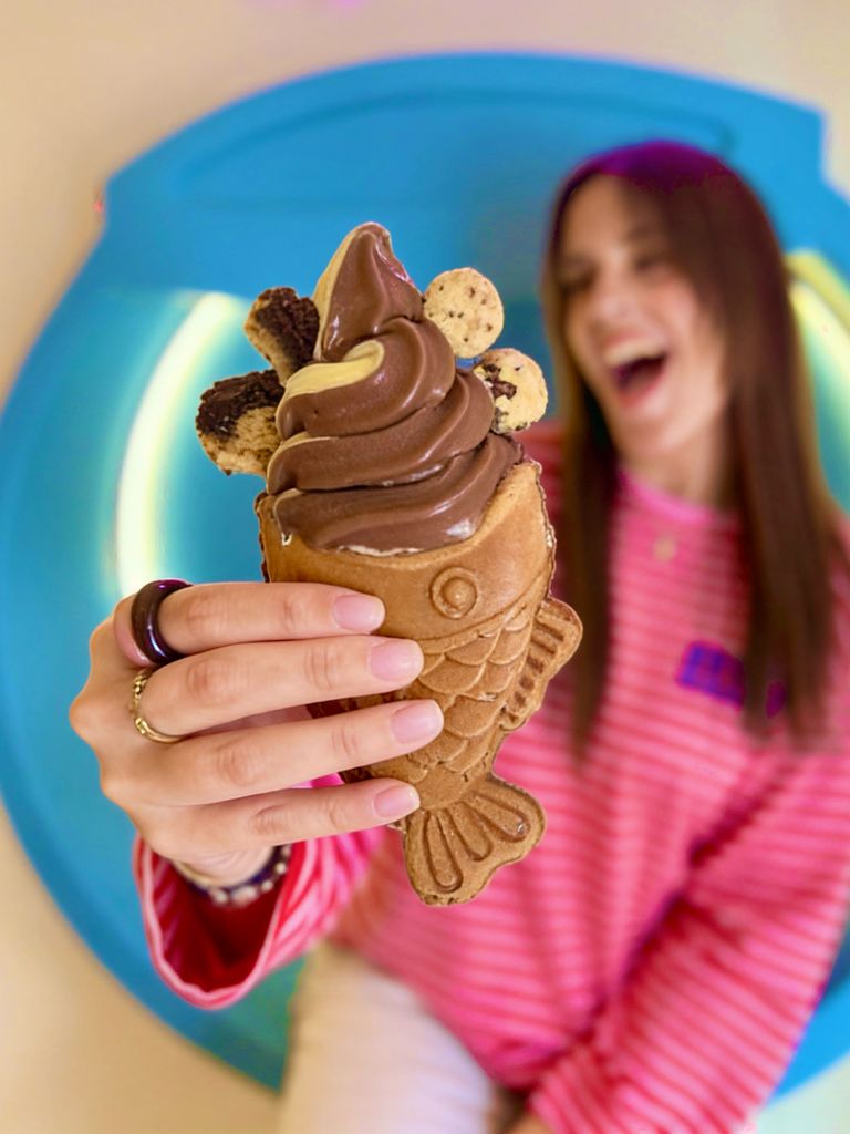 Helado de chocolate con forma de pez