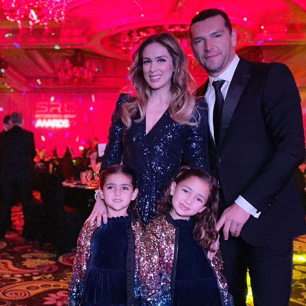 Jacky Bracamontes con su familia
