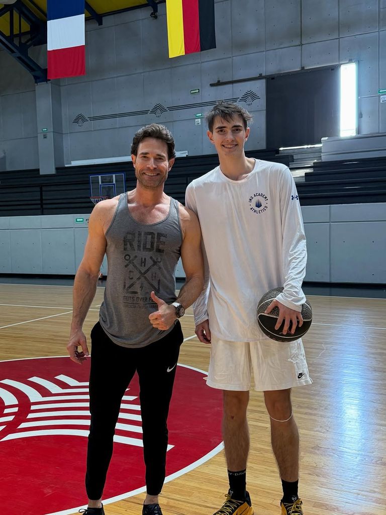 Padre e hijo se vieron al fin después de varios meses.