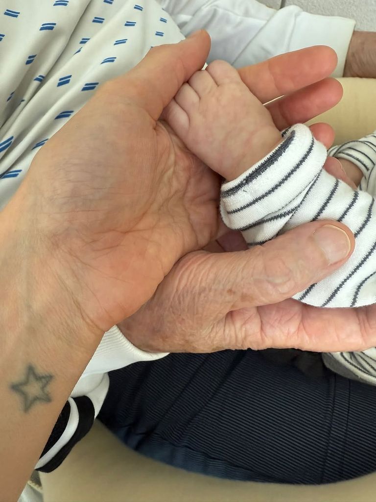 Gisele compartió otra adorable foto de la manita de su hijo, al parecer tomada por la de su padre.