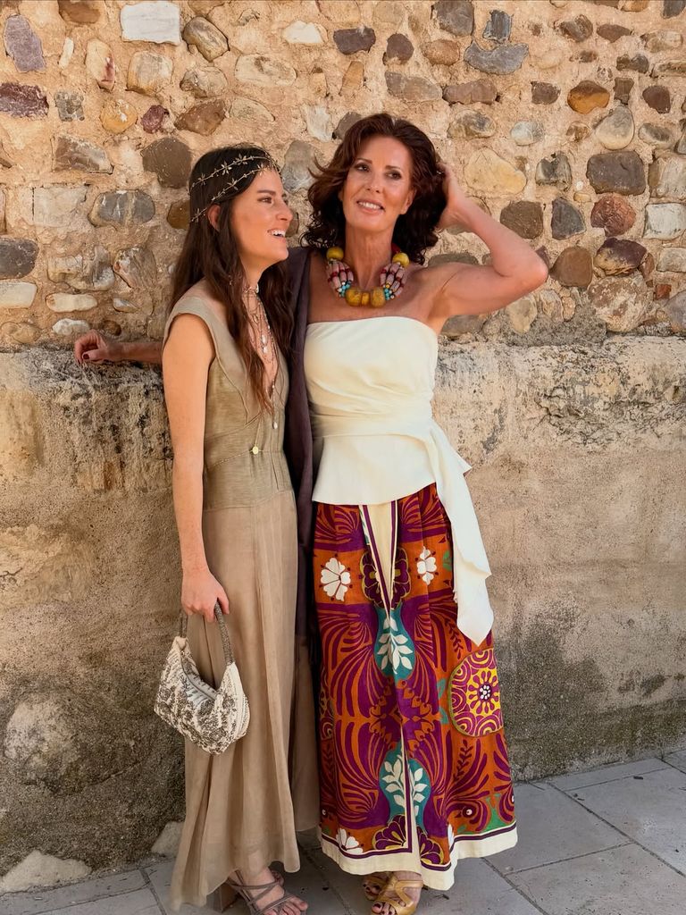 Verónica Mengod con look de invitada de boda de firma española.