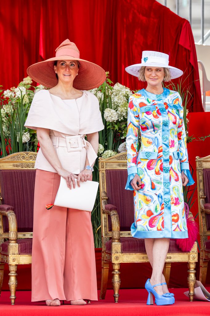 Plano entero de Delphine de Bélgica con Clara de Bélgica en un evento