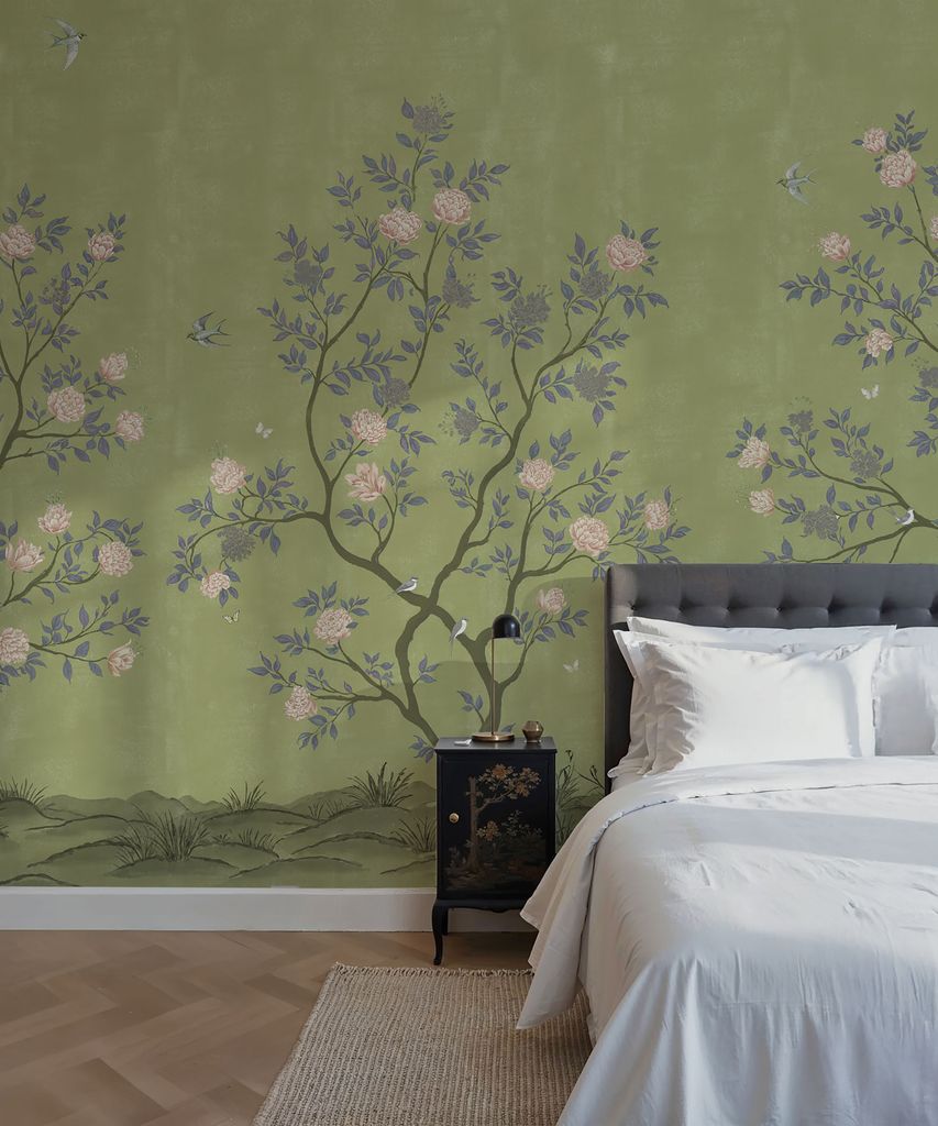 Pared del cabecero decorada con mural floral