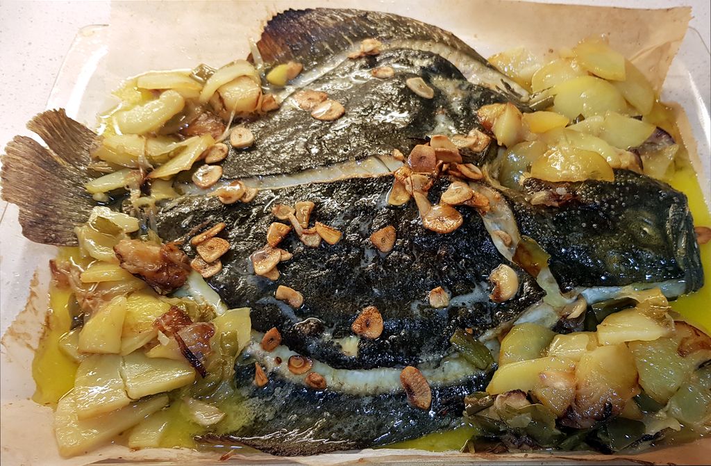Rodaballo al horno, preparado con la técnica de los tres vuelcos.