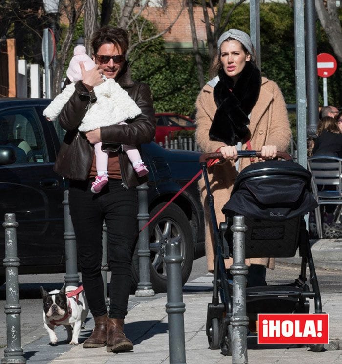 EXCLUSIVA: Manuel Carrasco y Almudena Navalón, dos felices papás de paseo con la pequeña Chloe