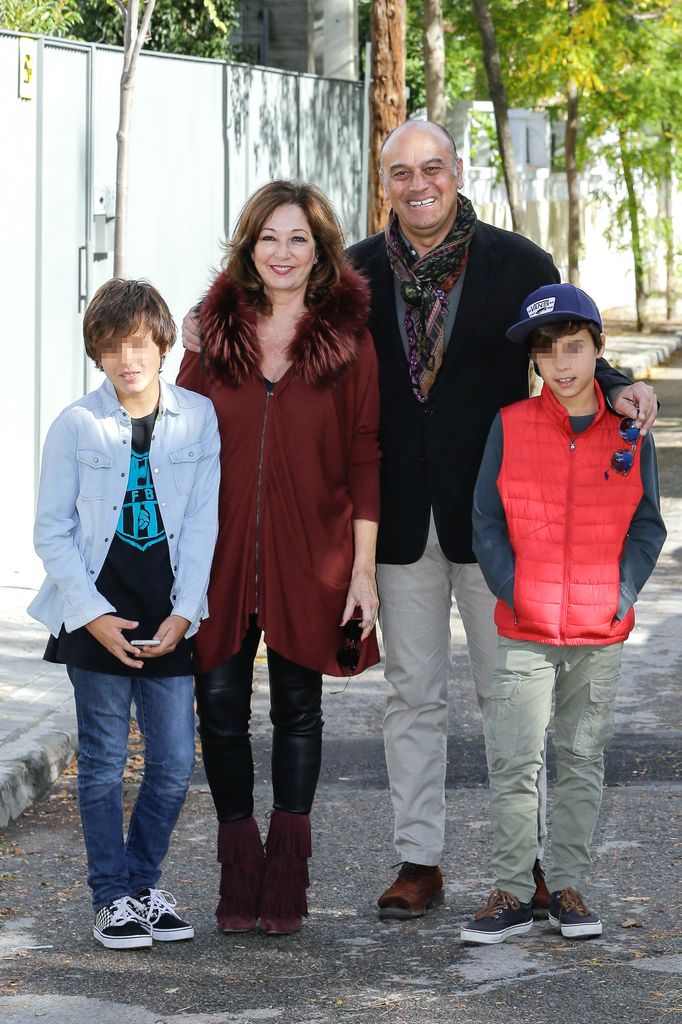 Ana Rosa Quintana y Juan Muñoz con sus hijos en Madrid el 6 de noviembre de 2016