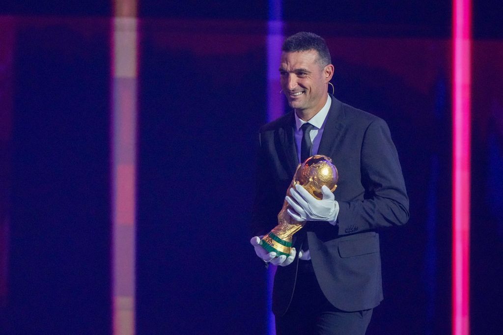 El entrenador de la selección argentina, Lionel Scaloni, lleva en las manos el trofeo de la Copa del Mundo, durante la ceremonia del sorteo.