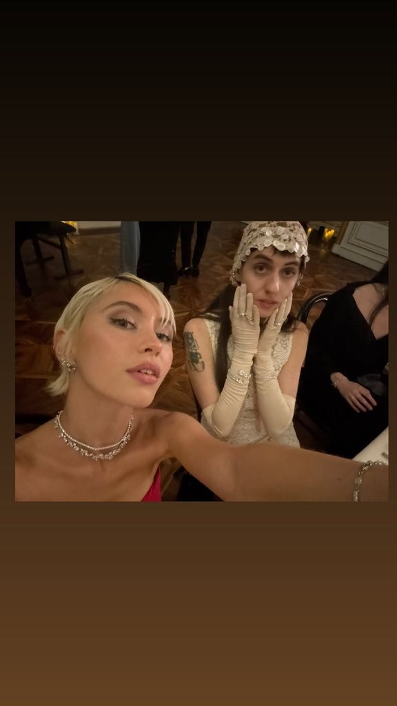 Iris Law con una amiga