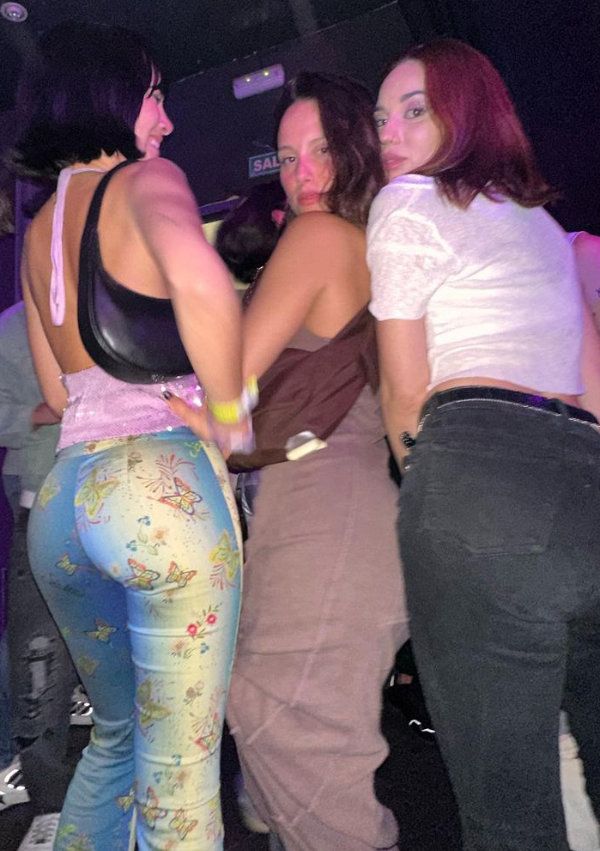 Aitana con pantalones de estampado de mariposa, de Siedres