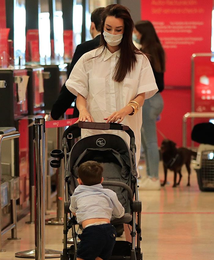 Adara Molinero en el aeropuerto
