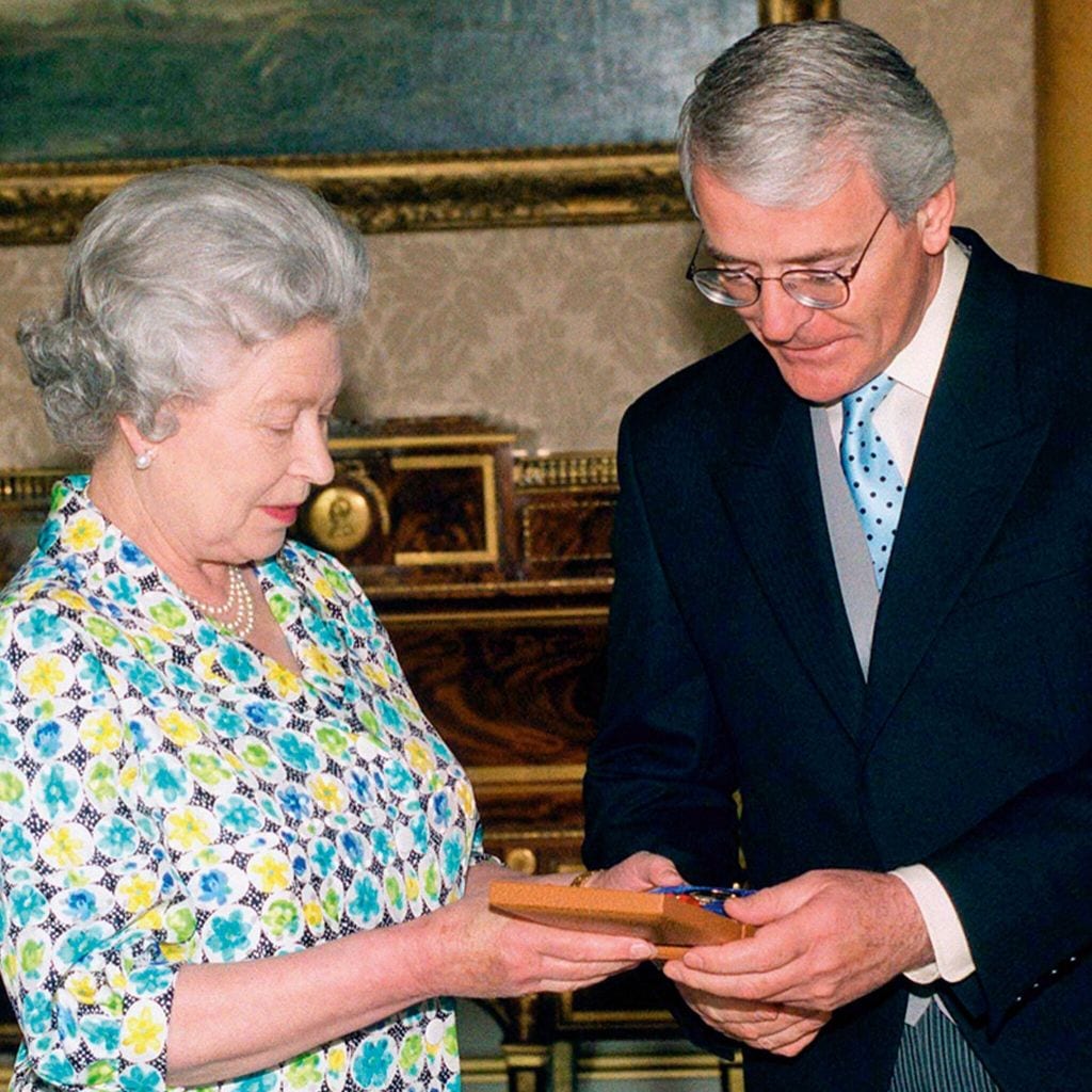Isabel II HOLA PLUS