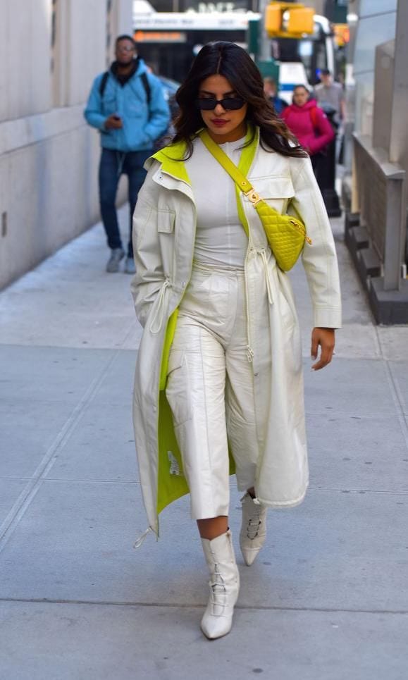 Priyanka Chopra en look monocromatico blanco
