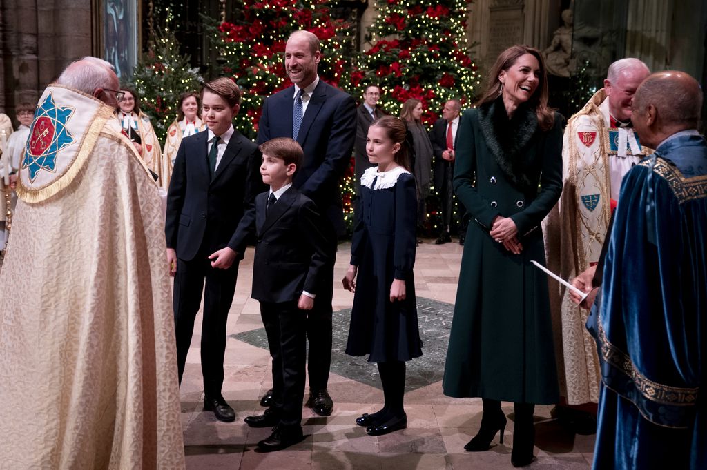 Los príncipes de Gales y sus tres hijos a su llegada a la Abadía de Westminster para el servicio navideño.