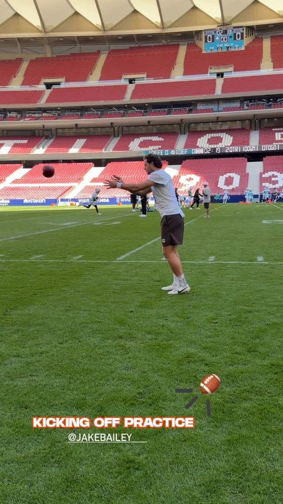 El entrenador de los Miami Dolphins dando instrucciones a sus jugadores