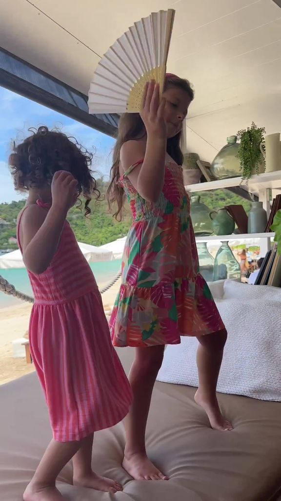 Luna y Skye, hijas de Ximena Duque