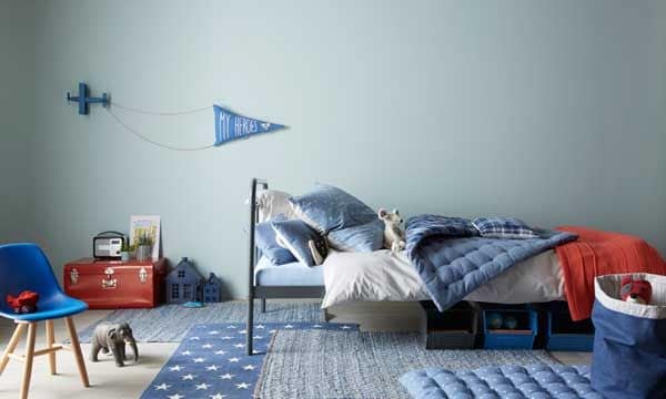 El denim (muy de moda) imprime un aire juvenil, sin caer en lo cursi. Las alfombras superpuestas y las cajas bajo la cama son dos buenas ideas. De Vertbaudet (vertbaudet.es).
