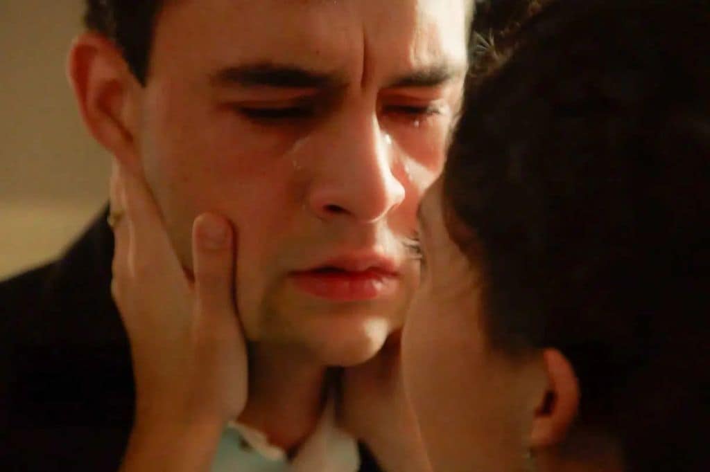 Ángela trata de hacer que Curro no cometa una locura