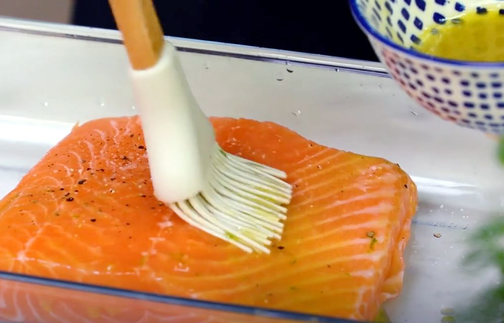Para untar el salmón sírvete de una brocha de cocina.