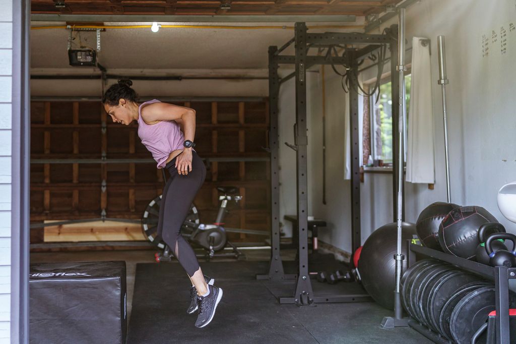 Mujer haciendo burpees