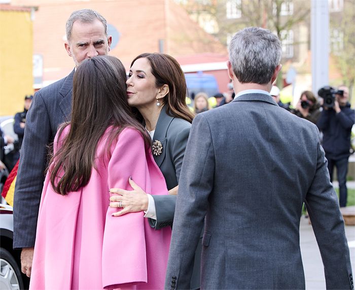 Cariñoso saludo entre los príncipes de Dinamarca y los reyes de España