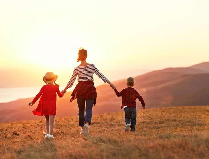 familia de la mano